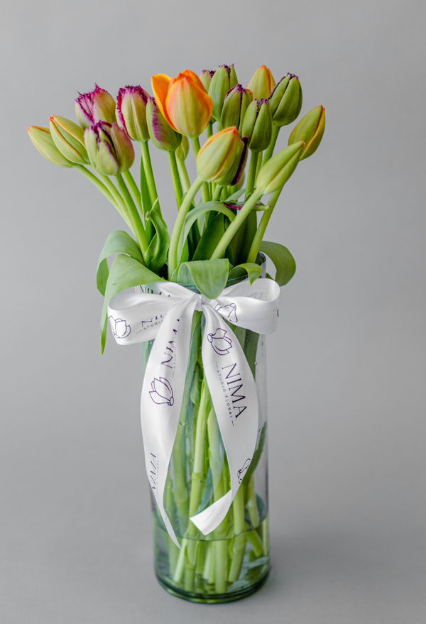 Tulipanes en jarrón de cristal